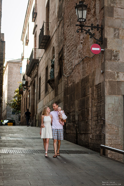 Sesión fotográfica familiar de verano en Barcelona. Fotógrafo en Barcelona  Maslik Yulia