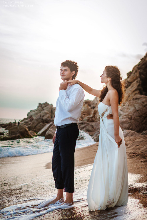 Sesión de fotos de boda de playa en España. Fotógrafo en Barcelona  Maslik Yulia