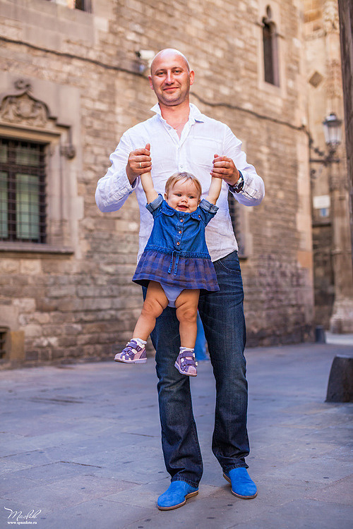 Sesión fotográfica familiar en la playa en Barcelona. Fotógrafo en Barcelona  Maslik Yulia