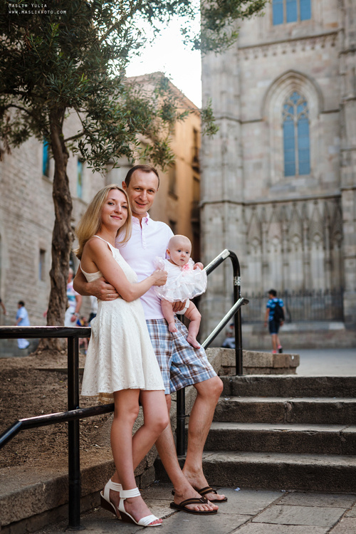Sesión fotográfica familiar de verano en Barcelona. Fotógrafo en Barcelona  Maslik Yulia