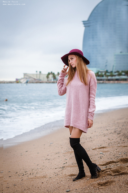 Zimowa sesja zdjęciowa na plaży w Barcelonie. Fotograf w Barcelonie Hiszpanii Maslik Yulia