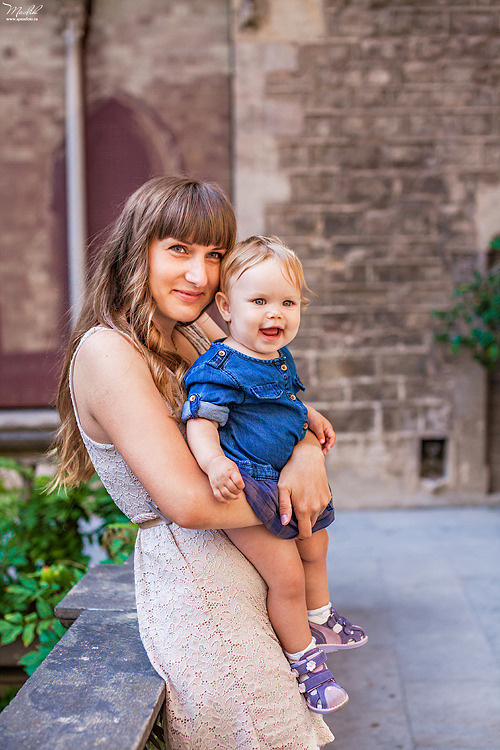 Sesión fotográfica familiar en la playa en Barcelona. Fotógrafo en Barcelona  Maslik Yulia