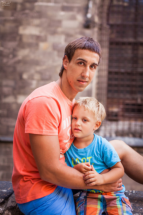 Dziarska rodzinna sesja zdjęciowa w Barcelonie. Fotograf w Barcelonie Hiszpanii Maslik Yulia