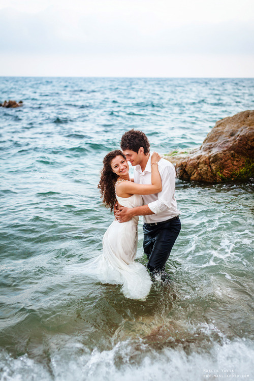 Sesión de fotos de boda de playa en España. Fotógrafo en Barcelona  Maslik Yulia