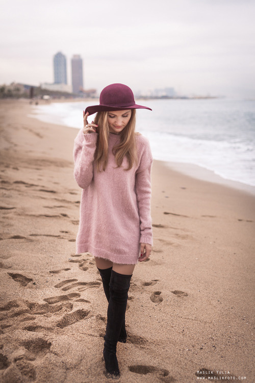 Zimowa sesja zdjęciowa na plaży w Barcelonie. Fotograf w Barcelonie Hiszpanii Maslik Yulia