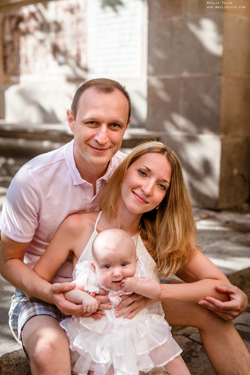 Sesión fotográfica familiar de verano en Barcelona. Fotógrafo en Barcelona  Maslik Yulia
