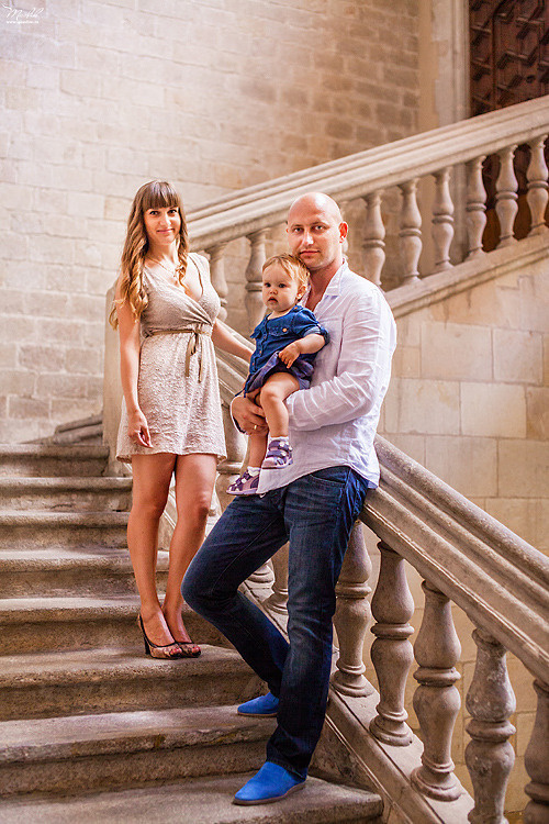 Sesión fotográfica familiar en la playa en Barcelona. Fotógrafo en Barcelona  Maslik Yulia