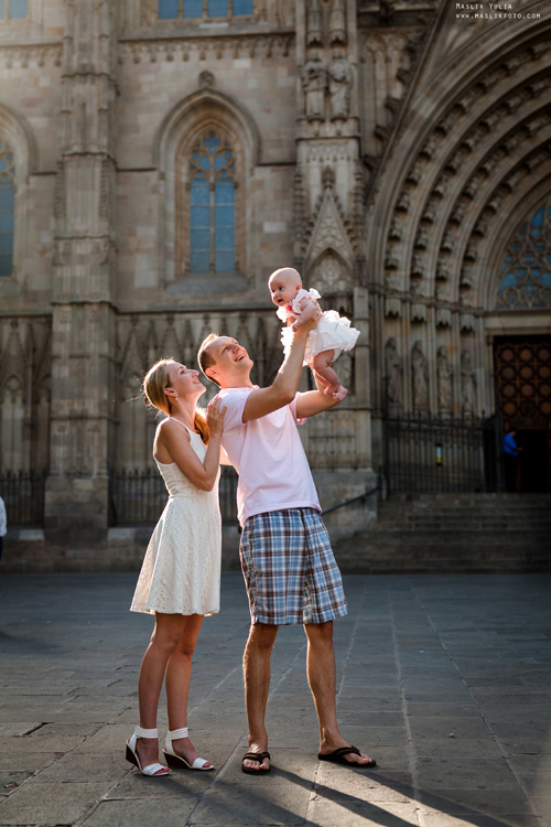 Sesión fotográfica familiar de verano en Barcelona. Fotógrafo en Barcelona  Maslik Yulia