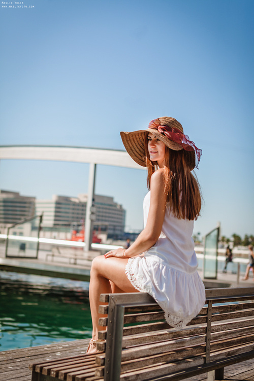 Cheeky fashion-style photo shoot in Barcelona. Photographer in Barcelona Spain Maslik Yulia