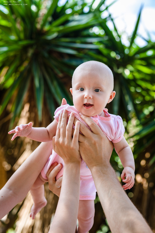 Sesión fotográfica familiar de verano en Barcelona. Fotógrafo en Barcelona  Maslik Yulia