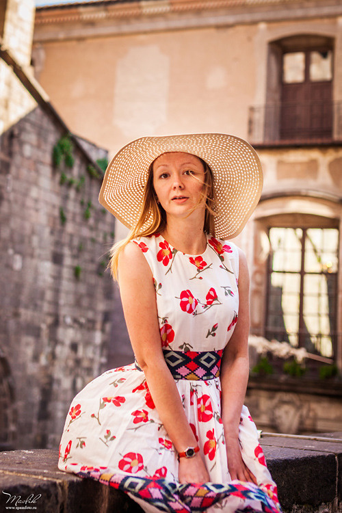 Sesión de fotos de retrato en el barrio gótico. Fotógrafo en Barcelona  Maslik Yulia