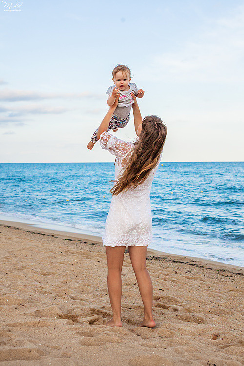Sesión fotográfica familiar en la playa en Barcelona. Fotógrafo en Barcelona  Maslik Yulia