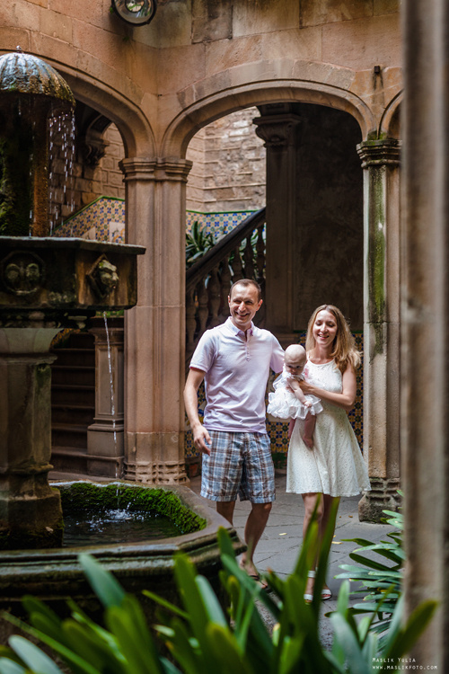 Sesión fotográfica familiar de verano en Barcelona. Fotógrafo en Barcelona  Maslik Yulia