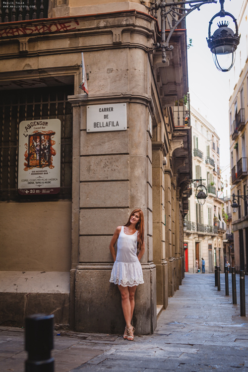 Cheeky fashion-style photo shoot in Barcelona. Photographer in Barcelona Spain Maslik Yulia