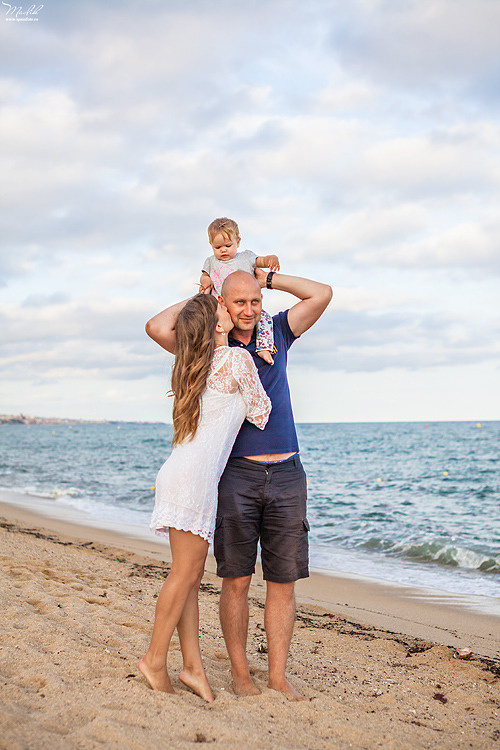 Sesión fotográfica familiar en la playa en Barcelona. Fotógrafo en Barcelona  Maslik Yulia