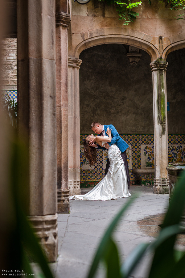 Свадебная фотосессия в Барселоне в парке Лабиринт. Фотограф в Барселоне Испании Маслик Юлия