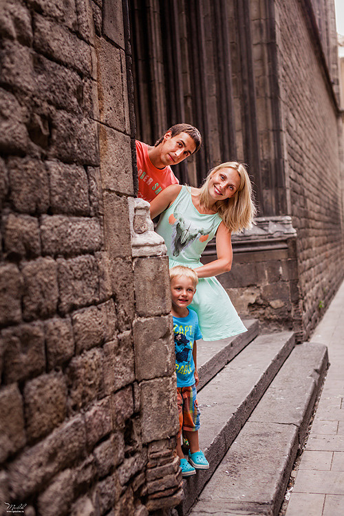 Dziarska rodzinna sesja zdjęciowa w Barcelonie. Fotograf w Barcelonie Hiszpanii Maslik Yulia