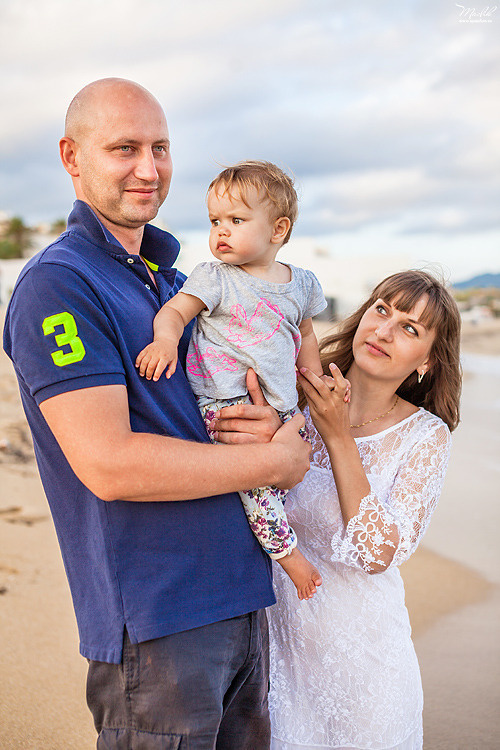 Sesión fotográfica familiar en la playa en Barcelona. Fotógrafo en Barcelona  Maslik Yulia