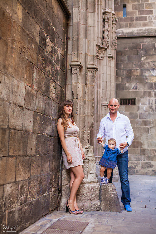 Sesión fotográfica familiar en la playa en Barcelona. Fotógrafo en Barcelona  Maslik Yulia