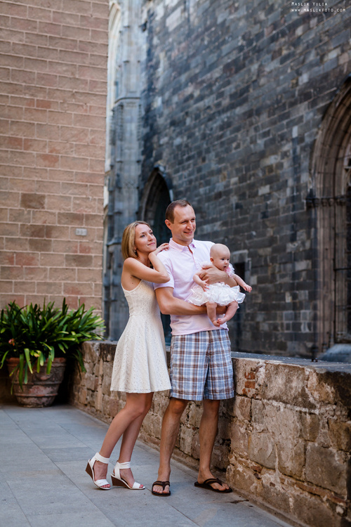 Sesión fotográfica familiar de verano en Barcelona. Fotógrafo en Barcelona  Maslik Yulia