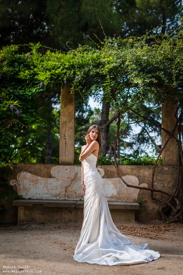 Свадебная фотосессия в Барселоне в парке Лабиринт. Фотограф в Барселоне Испании Маслик Юлия