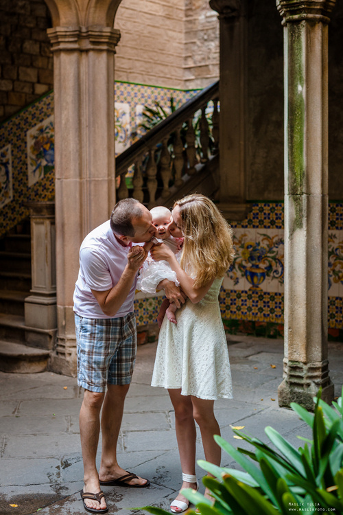Sesión fotográfica familiar de verano en Barcelona. Fotógrafo en Barcelona  Maslik Yulia