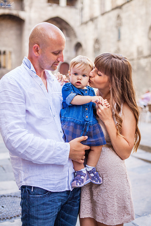 Sesión fotográfica familiar en la playa en Barcelona. Fotógrafo en Barcelona  Maslik Yulia