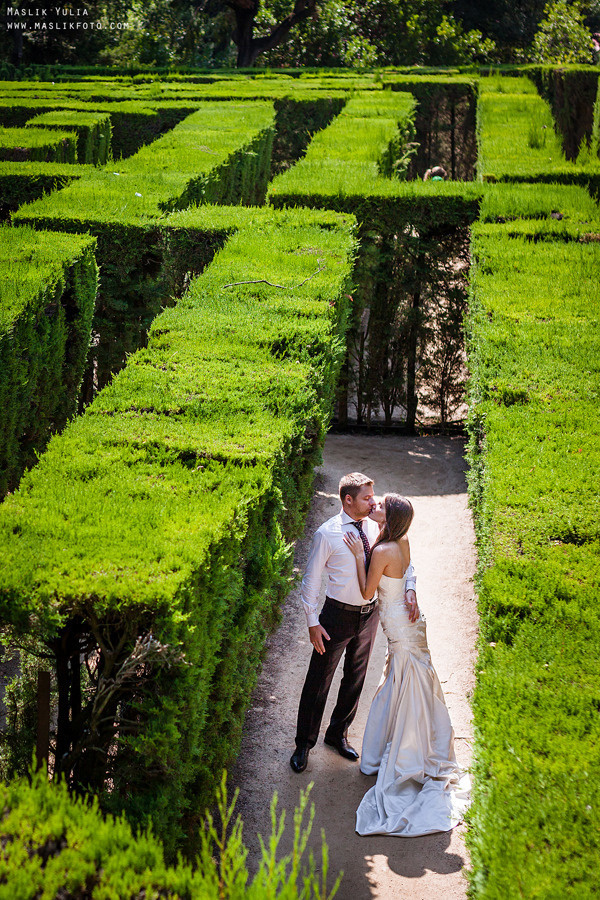 Свадебная фотосессия в Барселоне в парке Лабиринт. Фотограф в Барселоне Испании Маслик Юлия