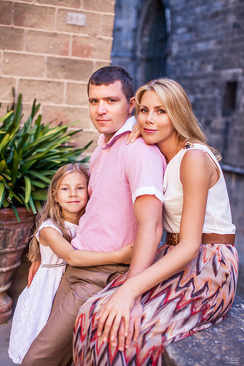 Letnia rodzinna sesja zdjęciowa w Barcelonie. Fotograf w Barcelonie Hiszpanii Maslik Yulia