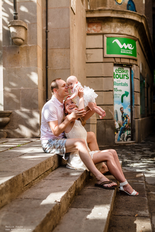 Sesión fotográfica familiar de verano en Barcelona. Fotógrafo en Barcelona  Maslik Yulia
