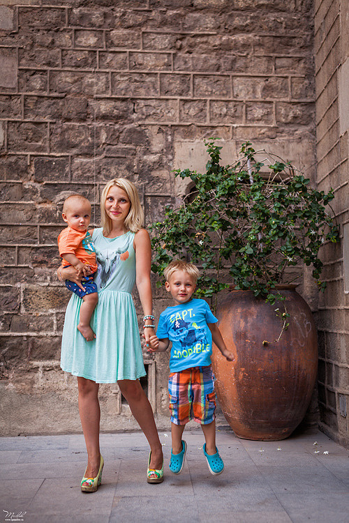 Dziarska rodzinna sesja zdjęciowa w Barcelonie. Fotograf w Barcelonie Hiszpanii Maslik Yulia