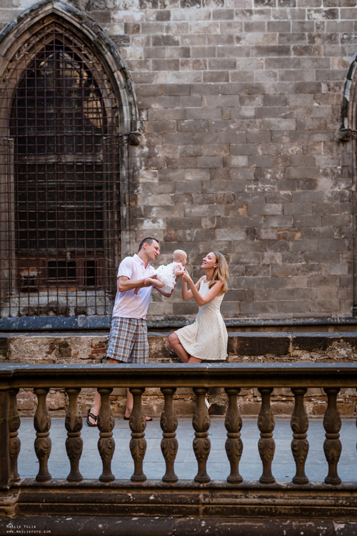 Sesión fotográfica familiar de verano en Barcelona. Fotógrafo en Barcelona  Maslik Yulia