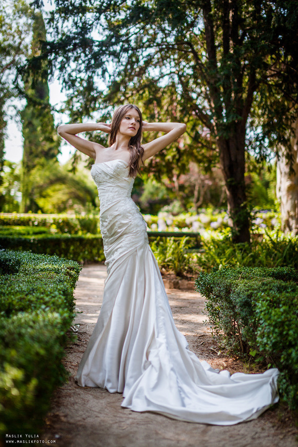 Свадебная фотосессия в Барселоне в парке Лабиринт. Фотограф в Барселоне Испании Маслик Юлия