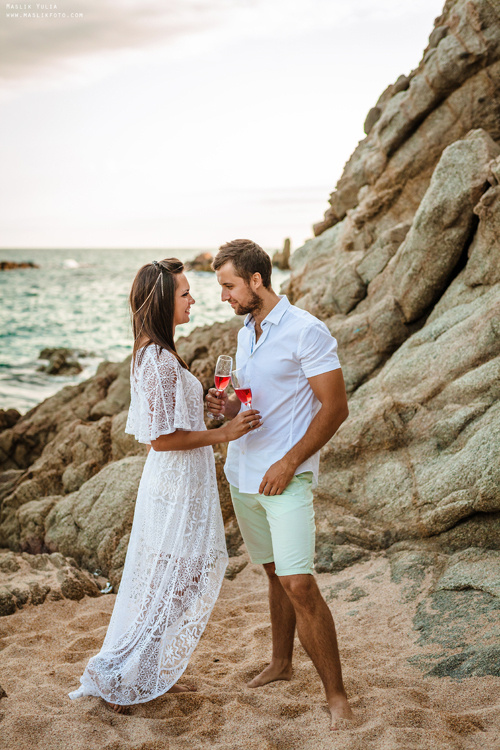 Sesión de fotos de playa en la Costa Brava. Fotógrafo en Barcelona  Maslik Yulia