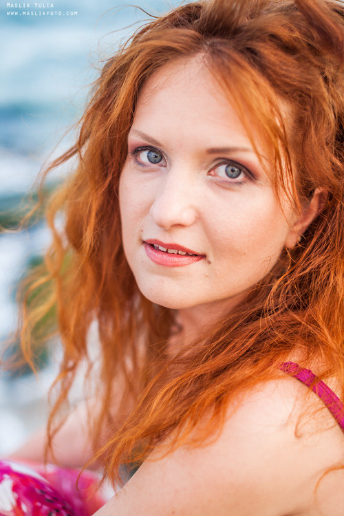 Sesja zdjęciowa na plaży romantycznej dziewczyny w Barcelonie. Fotograf w Barcelonie Hiszpanii Maslik Yulia