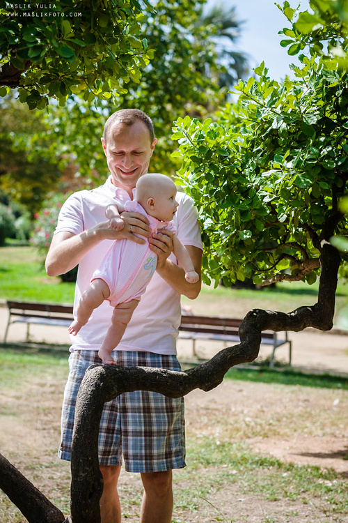Sesión fotográfica familiar de verano en Barcelona. Fotógrafo en Barcelona  Maslik Yulia