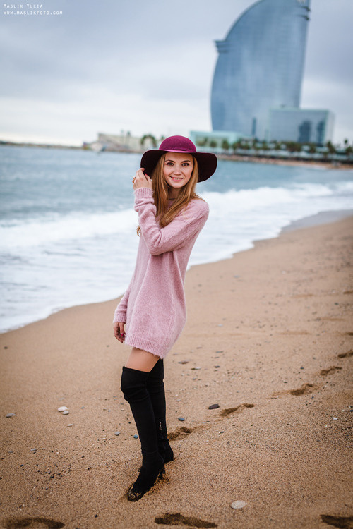 Zimowa sesja zdjęciowa na plaży w Barcelonie. Fotograf w Barcelonie Hiszpanii Maslik Yulia