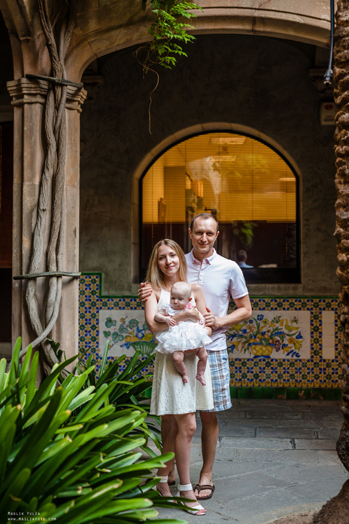 Sesión fotográfica familiar de verano en Barcelona. Fotógrafo en Barcelona  Maslik Yulia