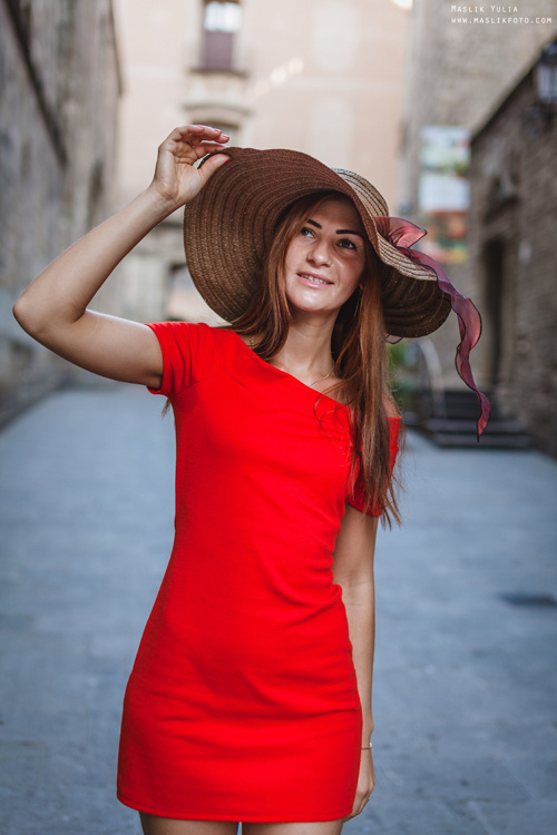Cheeky fashion-style photo shoot in Barcelona. Photographer in Barcelona Spain Maslik Yulia