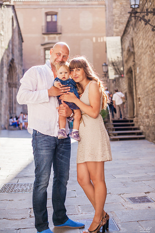 Sesión fotográfica familiar en la playa en Barcelona. Fotógrafo en Barcelona  Maslik Yulia
