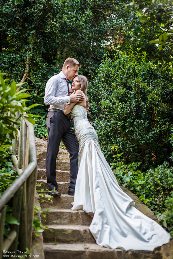 Свадебная фотосессия в Барселоне в парке Лабиринт. Фотограф в Барселоне Испании Маслик Юлия