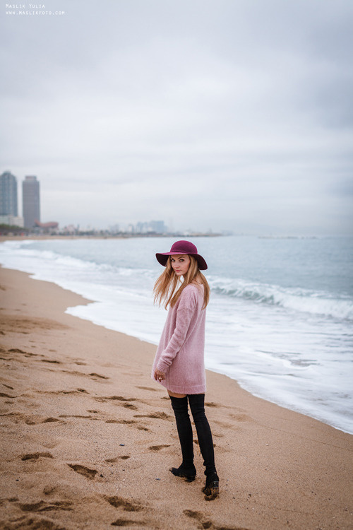Zimowa sesja zdjęciowa na plaży w Barcelonie. Fotograf w Barcelonie Hiszpanii Maslik Yulia