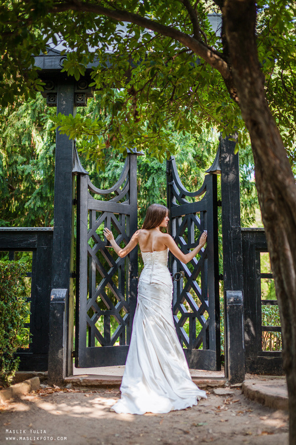 Свадебная фотосессия в Барселоне в парке Лабиринт. Фотограф в Барселоне Испании Маслик Юлия