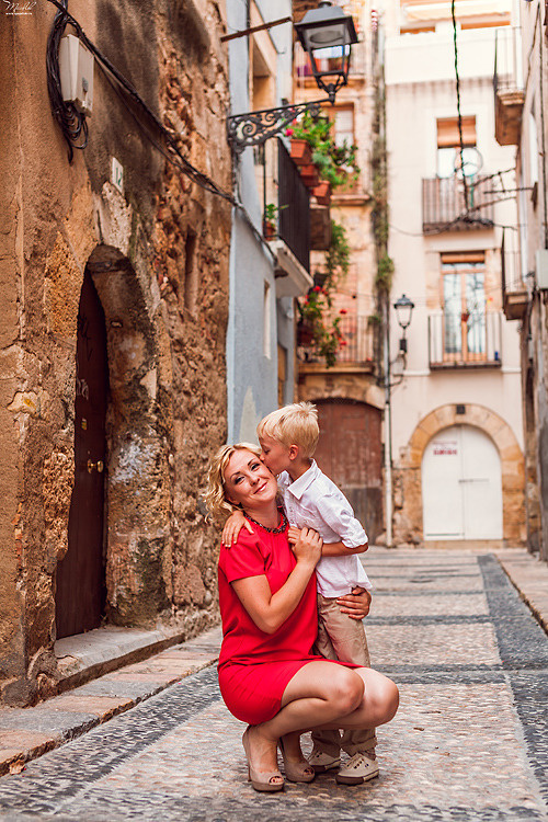 Fantástica sesión de fotos de mamá con hijo en Tarragona. Fotógrafo en Barcelona  Maslik Yulia