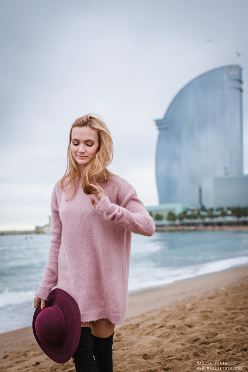 Zimowa sesja zdjęciowa na plaży w Barcelonie. Fotograf w Barcelonie Hiszpanii Maslik Yulia