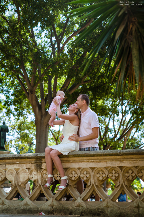 Sesión fotográfica familiar de verano en Barcelona. Fotógrafo en Barcelona  Maslik Yulia