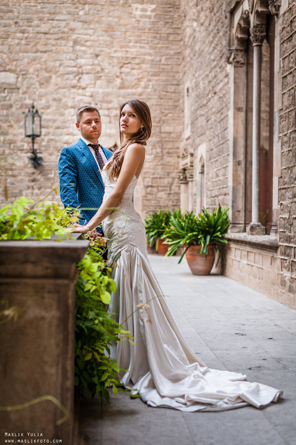 Свадебная фотосессия в Барселоне в парке Лабиринт. Фотограф в Барселоне Испании Маслик Юлия