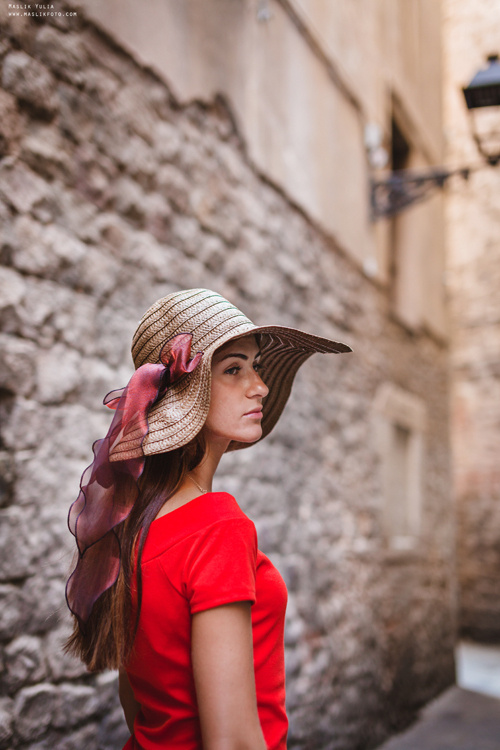 Cheeky fashion-style photo shoot in Barcelona. Photographer in Barcelona Spain Maslik Yulia