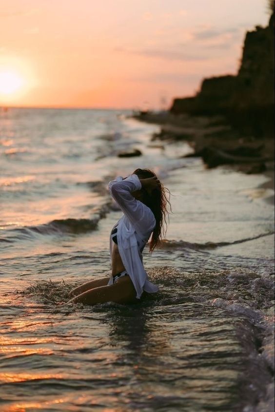 Español:Sesión fotográfica profesional femenina en la playa de Motril, Costa Tropical. Imágenes únicas con el mar de fondo, la luz y la atmósfera del sur de España.English:Professional women’s photoshoot on Motril beach, Costa Tropical. Unique shots with the sea as background, capturing the light and atmosphere of southern Spain.