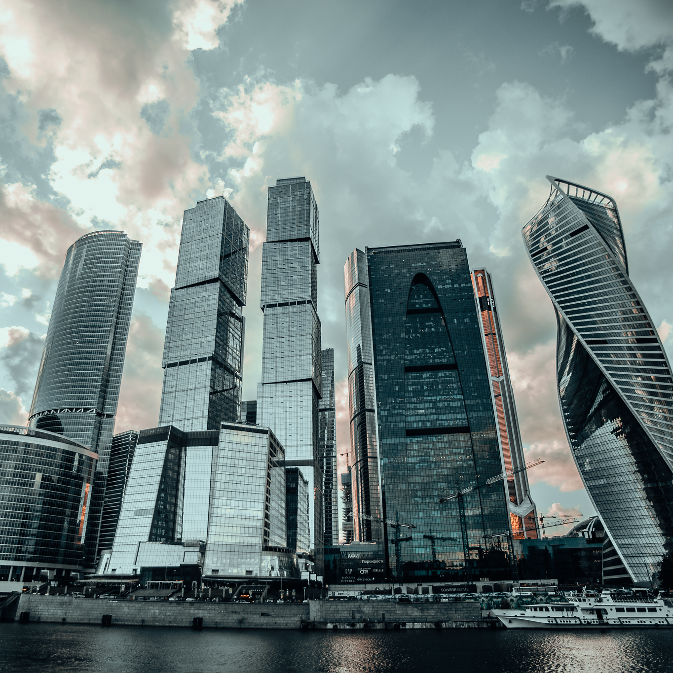 🏡. Mark Smilyanic | Portretni boudoir fotograf iz Beograda